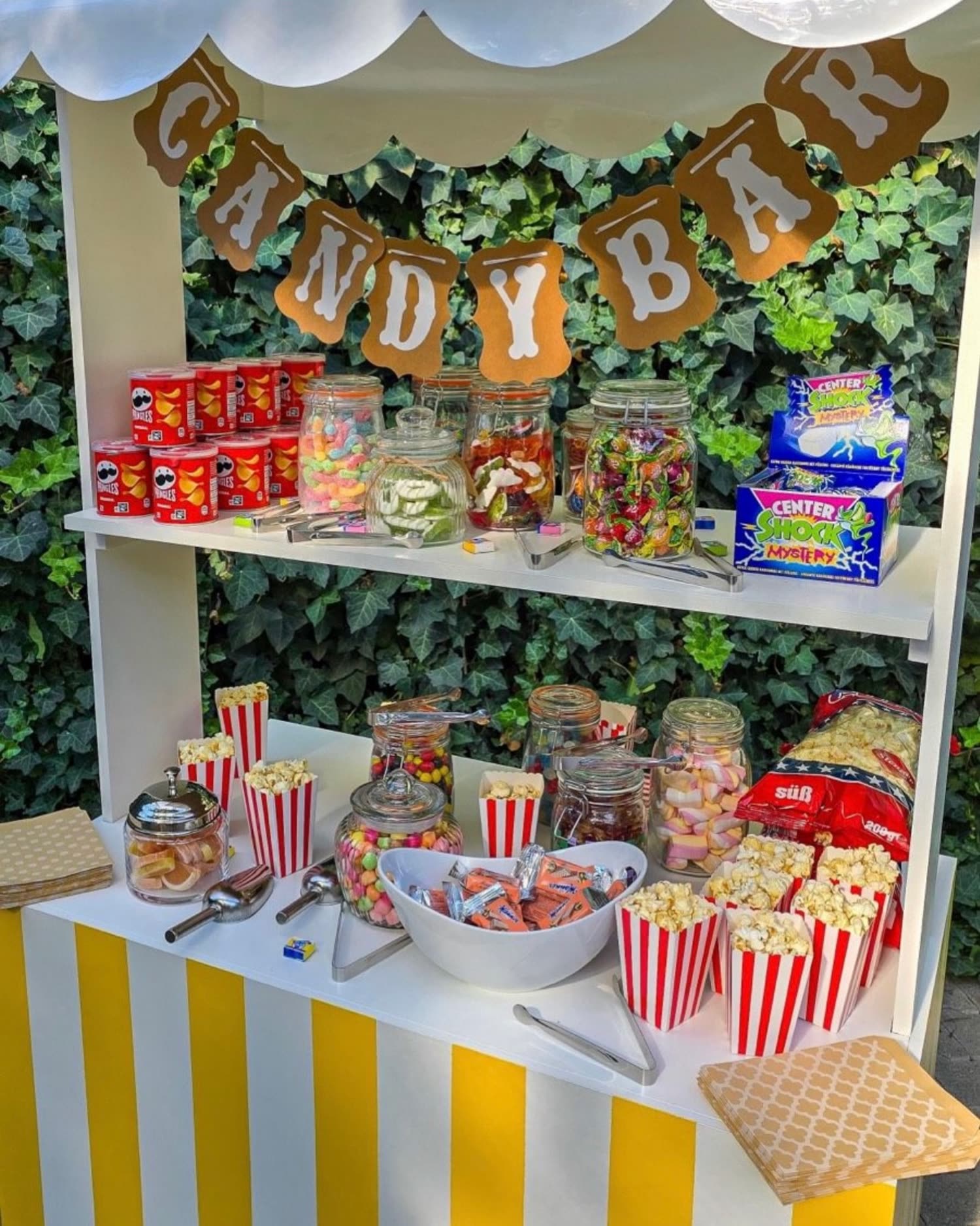 Dekorierte Candy Bar mit Süßigkeiten in Gläsern
