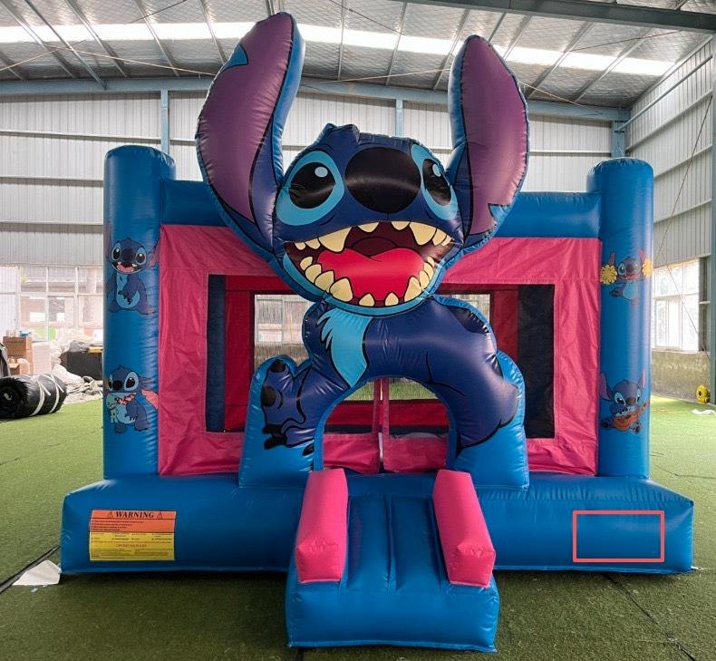 Blau-pinke Monster Motiv-Hüpfburg mit Einstiegsrampe