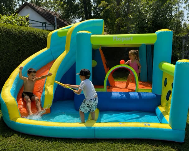 Kinder spielen in der Wasser-Hüpfburg