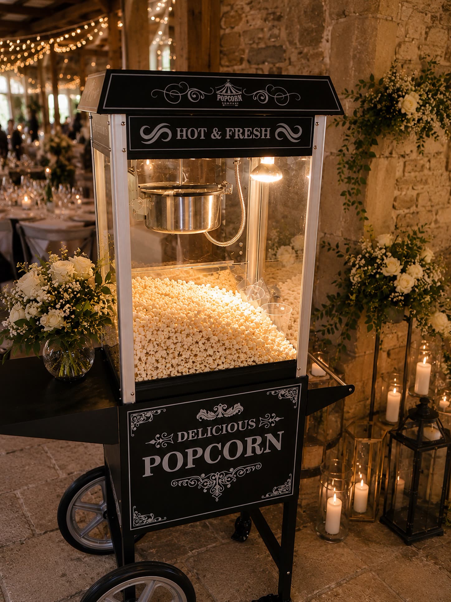 Schwarzer Popcornwagen mit beleuchteter Popcornmaschine
