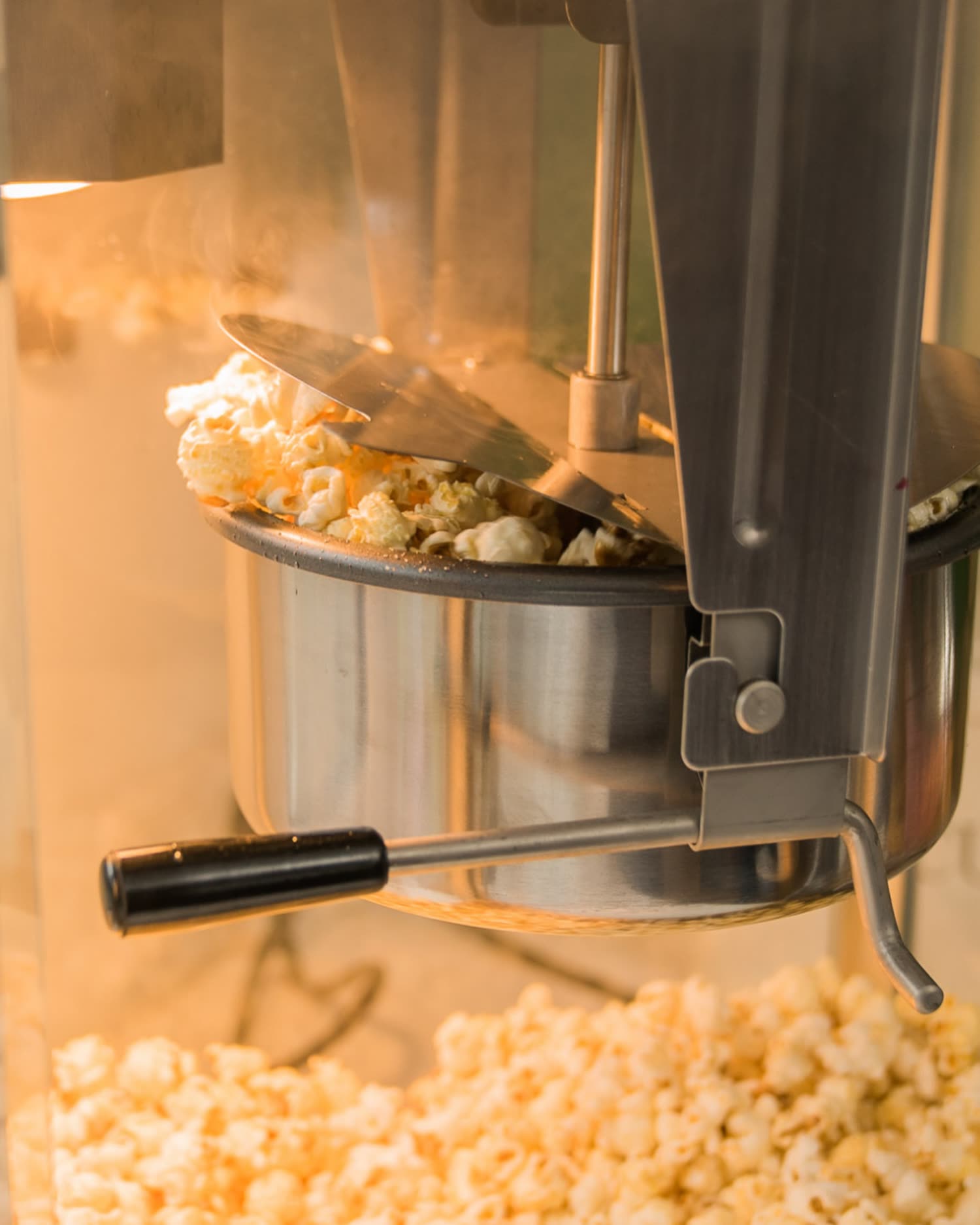 Frisch gepopptes Popcorn im Kessel der Popcornmaschine